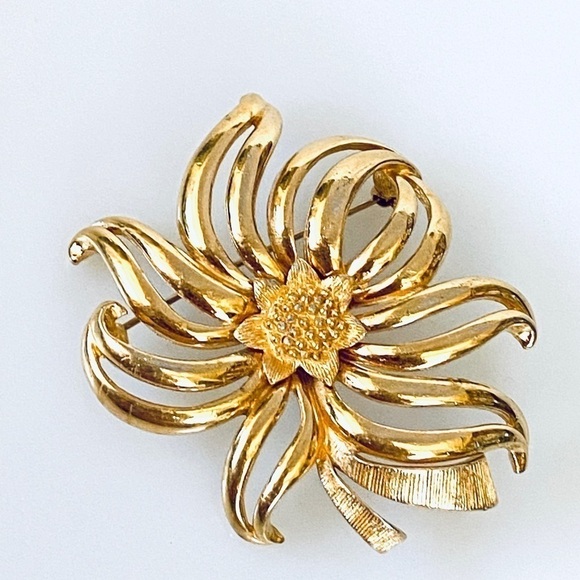 MONET Vintage Brooch Pin Gold Tone - Picture 8 of 10